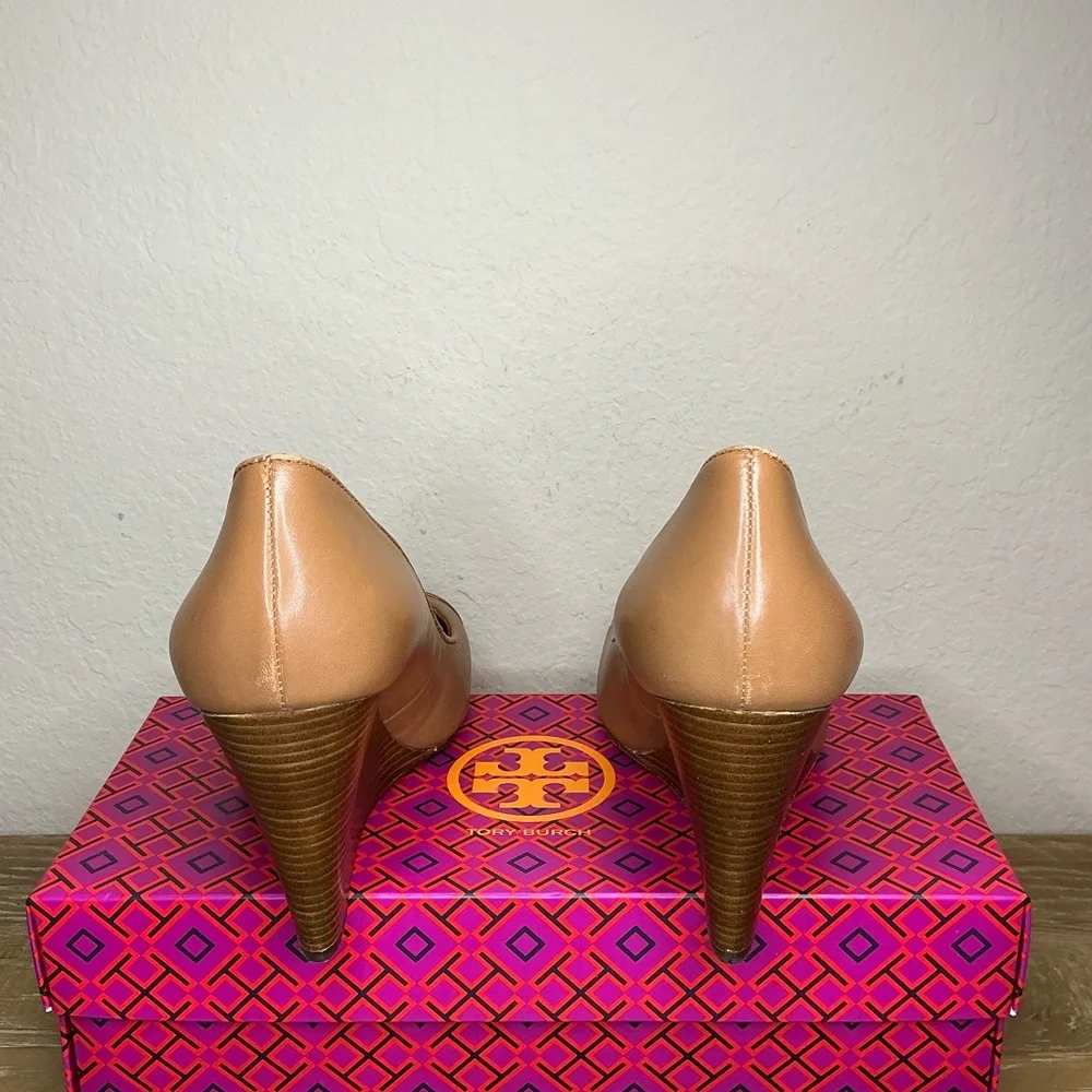 Tory Burch Jolie 85MM Closed Toe Wedge Nappa Patent Leather Royal Tan Size 8